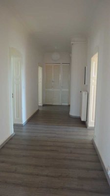 GROßE ALTBAUWOHNUNG MIT CHARME STADTNAHE LAGE