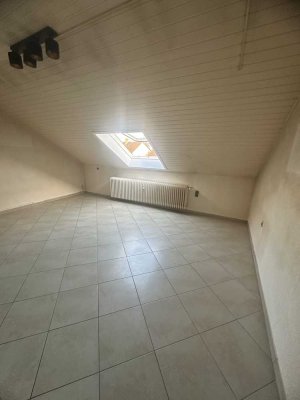 Schöne, kompakte 2 Zimmer DG-Wohnung im Herzen von Waghäusel-Kirrlach ab sofort!