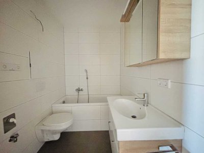 2 Zimmer, Küche, Bad, Balkon - modern und hell renoviert