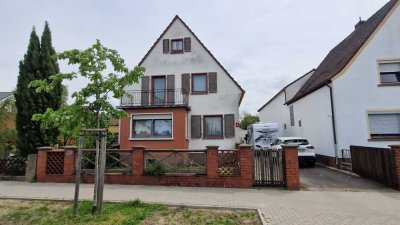 Modernisierungsbedürftiges Einfamilienhaus  mit Hof, Garage und Dachterrasse