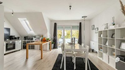 Helle Dachgeschosswohnung mit 2,5 Zimmern, Stellplatz, Balkon und Garten in toller Lage