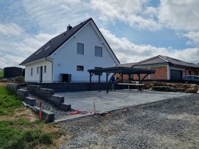 hochwertige schöne Wohnung mit Balkon im 1. OG, zwei Stellplätzen, Wallbox und Geräteschuppen