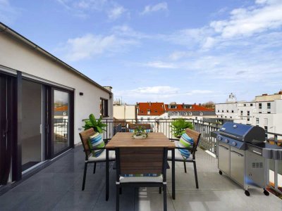 Neuwertiges Penthouse mit großem Balkon, Aufzug und drei Parkplätzen