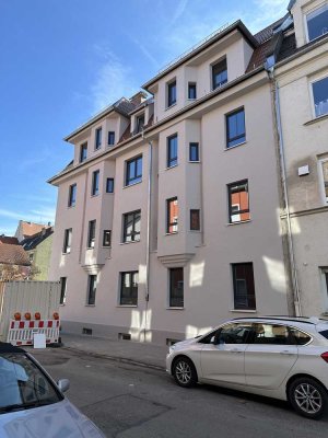 Erstbezug nach Sanierung mit kleiner Terrasse: Stilvolle 4-Zimmer-Wohnung in Augsburg-Oberhausen