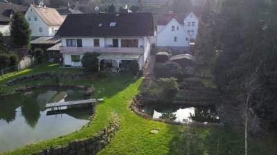 Zweifamilienhaus und Einfamilienhaus auf großzügigem Grundstück - Blick ins Grüne.