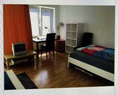 Vollständig renovierte 1-Zimmer-EG-Wohnung mit Balkon in Hannover