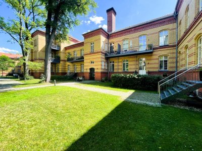 Frei zum 15.1.2025: Wohnen im Park: Wunderschöne 2-Zimmer-Wohnung mit Balkon und Kamin