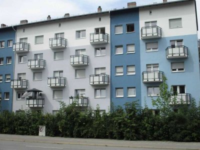 Renovierte 2,5 - Zimmer Wohnung mit Balkon in modernisierter Wohnanlage!