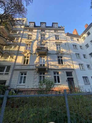 Westend-Süd: Hochwertige, möblierte Wohnung in repräsentativem Jugendstilgebäude