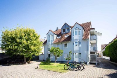 Helle und freundliche Drei-Zimmer-Wohnung mit Tageslichtbad incl. Wanne, WC, Küche mit EBK, Garage.