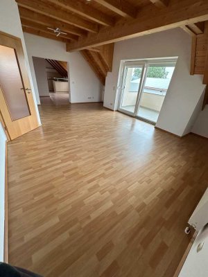 Exklusive 3-Zimmer-Dachgeschosswohnung mit Balkon und EBK in Aichach