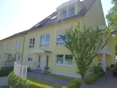 Dachgeschoss-Maisonettewohnung für Einzelperson mit Loggia, Parkett, schwarz-weißen Bädern.