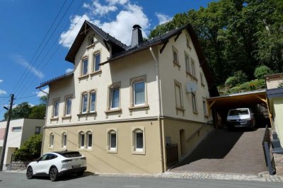 Stattliches Einfamilienhaus mit großer Einliegerwohnung, Garage, Carport & Garten in Bockau