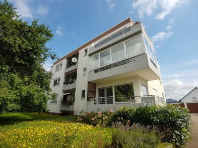 Helle 3-Zimmer-Wohnung mit Balkon, Einbauküche und Pkw-Außenstellplatz in Altenstadt/Höchst