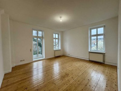 Traumhafte 2-Zimmer-Altbauwohnung mit Dielenfußboden, Balkon, Tageslicht-Wannenbad und Einbauküche