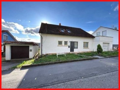 Tolle Aussicht, tolles Wohnen! Einfamilienhaus m. Einliegerbereich, 2 Garagen u. Grundstück