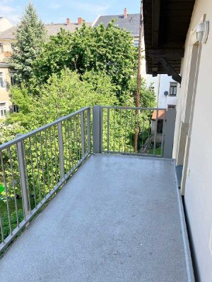 BALKON & WOHNKÜCHE // sonnige DG-Wohnung *** neu renoviert ***