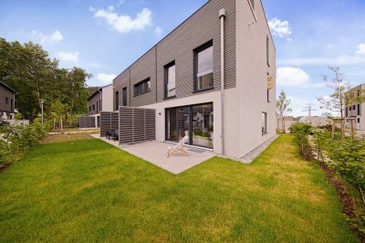 Helles Reiheneckhaus im modernen Baustil mit Flachdach und Dachterrasse