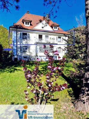 Großzügige Obergeschosswohnung und eine Praxis gemeinsam zu verkaufen im Zentrum von Wolfach!