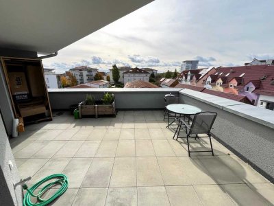 Penthaus mit Stil – 2 Zimmer, große Dachterrasse, schwarze EBK, Lichtkamin & TG-Stellplatz.