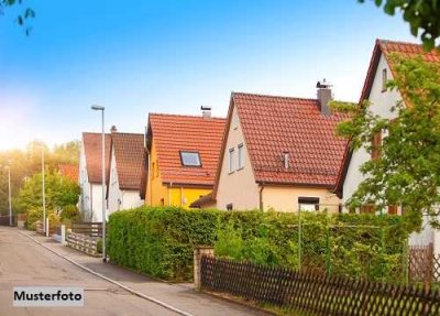 Einfamilienhaus mit Garagengebäude in ruhiger Lage