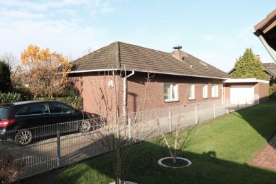 Topgepflegter, teilmodernisierter Winkelwalmdachbungalow mit Garage und Südgarten