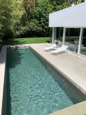 Minimalistisches Architektenhaus mit Pool auf dem Lerchesberg-von privat