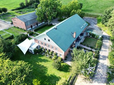 Vollständig saniertes Mehrfamilienhaus + Reithalle, Reitplatz, Stallgebäude sowie Weideland in Eutin