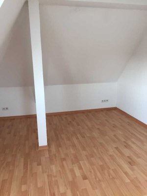 2-Zimmer-DG-Wohnung mit Einbauküche