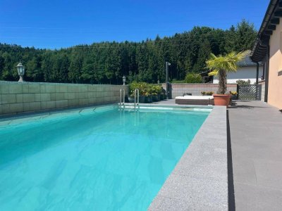 Traumhafte EG-Wohnung mit Pool und Teich