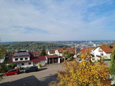 Geräumige 4,5 Zimmer-Wohnung mit Aussicht und TG-Stellplatz - frei!