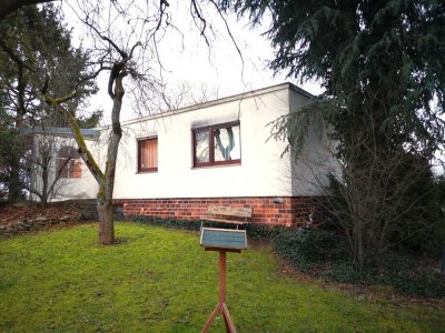 Renovierungsbedürftiger Einfamilien-Bungalow auf herrlichem Grundstück. Derzeit vermietet