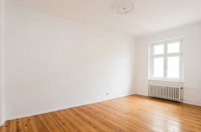 Helle 3-Zimmer Altbauwohnung + Stellplatz mit Echtholzdielen in charmantem Mehrparteienhaus