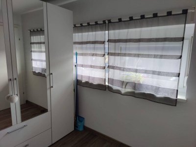 Moderne 2-Zimmer-Wohnung davon 1 Zimmer Essen/Wohnen/Kochen mit kleinen Garten und Parkplatz in zentraler Lage - perfekt für Singles!