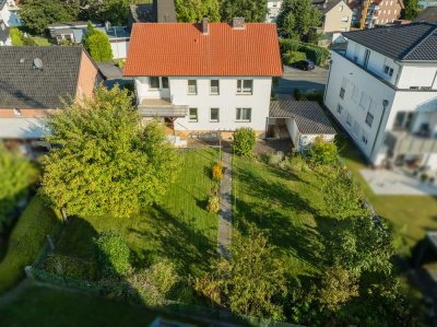 Zweifamilienwohnhaus mit Ausbaureserve im Studio + 2 Garagen in zentraler, ruhiger Lage von Elsen!