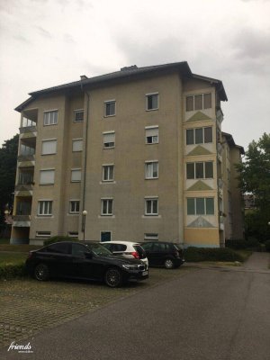 3-Zimmer-Wohnung mit Loggia und Parkplatz direkt beim Schosspark!