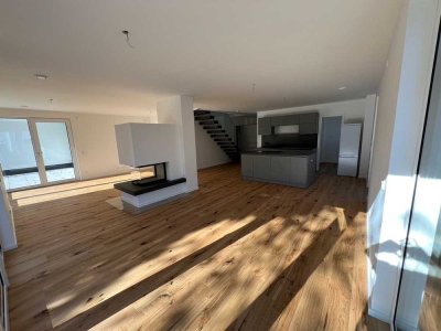 Grünes Untermenzing:  Exklusive Wohnung über 2 Etagen! Erstbezug in moderner Villa! Bis 11/2030