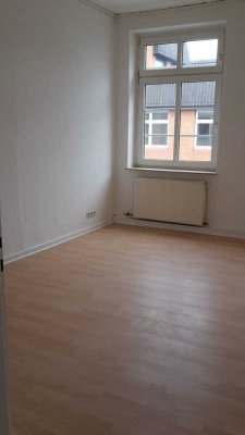 Günstige 4 Zimmer Wohnung mit Balkon! Sehr zentral!!