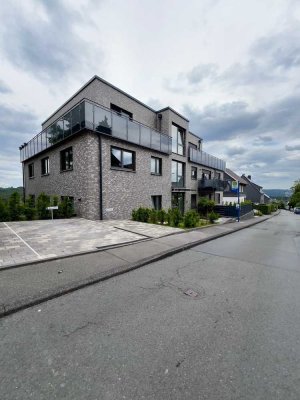 "Penthouse-Feeling pur - Großzügige Wohnflächen und einzigartige Aussicht in Kronenberg"