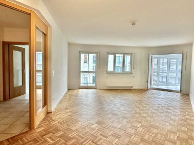 Exklusive 2-Zimmer-Wohnung Im Herzen von Regensburg: Leerstehend, mit Fahrstuhl, Balkon und Winterga
