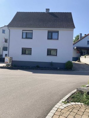 Wohnhaus mit Garage und PKW-Stellplatz im Freien