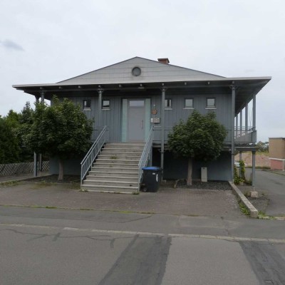 Gepflegte 2,5-Raum-Hochparterre-Wohnung mit Einbauküche , Terrasse und Aufzug.