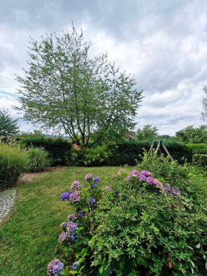 Familienfreundliches Eigenheim im Grünen: Moderne Immobilie mit Garten und Garage