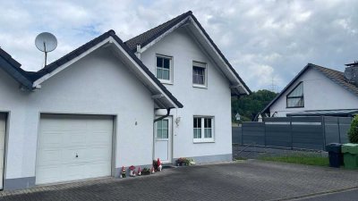 Einfamilienhaus mit Einliegerwohnung und Garage