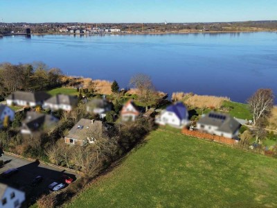 Rückzugsort am Wasser: Großzügiges Einfamilienhaus mit Einliegerwohnung in Sackgassenendlage