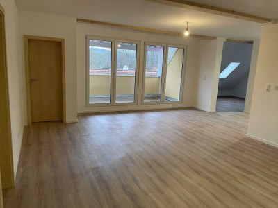 Erstbezug mit Balkon: Freundliche 4-Zimmer-Wohnung mit gehobener Innenausstattung in Rügland