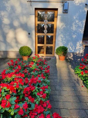 Hochwertige stadtzentrale Wohnung mit großer Terrasse und eigenem Garten.