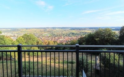 Wohnen am Ring, neuwertige 3 ZI mit Balkon-schöner Ausblick auf die Altstadt, barrierefrei, Carport