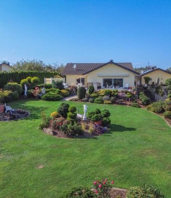 Bungalow mit traumhafter Aussicht und großem Garten in ruhiger Lage Nähe A3