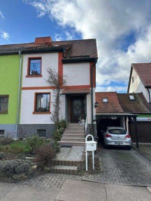 gepflegtes Reihenhaus mit Burgblick, großem Grundstück Terrasse und Garage